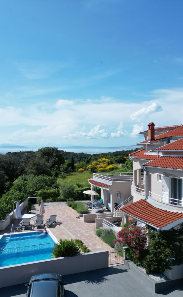 Haus und Pool mit Blick auf die Adria