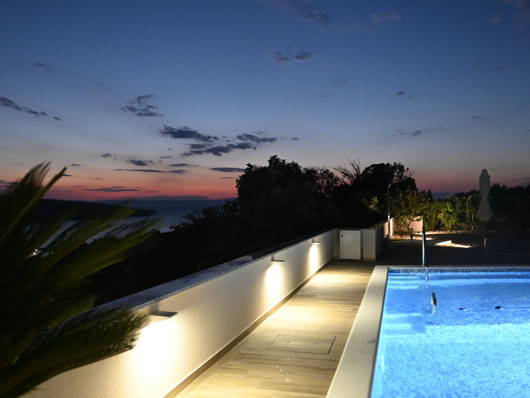 Villa Gehl i oświetlony basen wieczorem