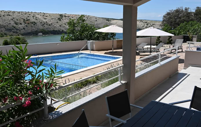 Überdachte Terrasse mit Meerblick