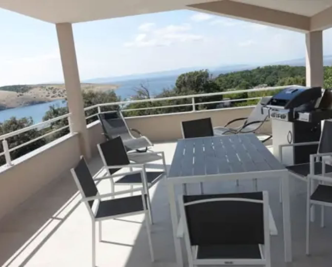 Villa Gehl in Lopar with its pool, terraces and surroundings