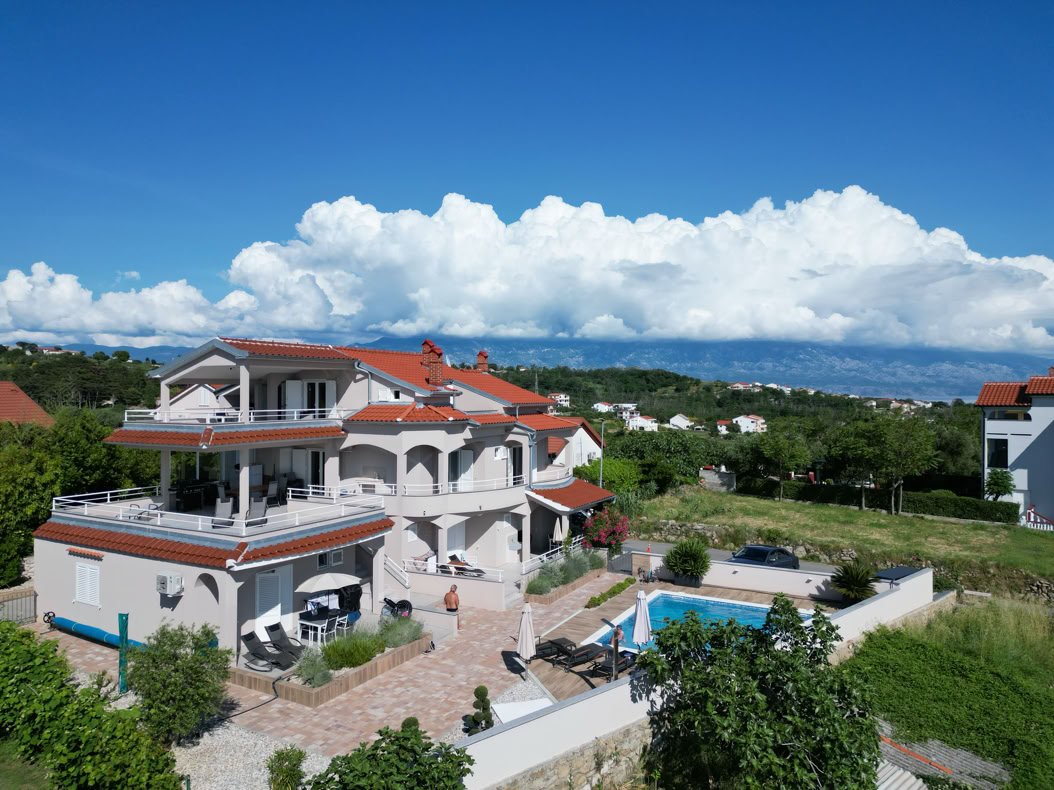 Villa Gehl z basenem i tarasami z lotu ptaka