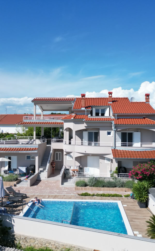 Villa Gehl und Pool von vorne