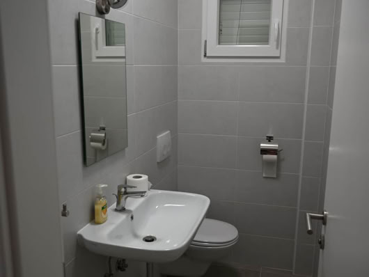 Łazienka z umywalką i toaletą