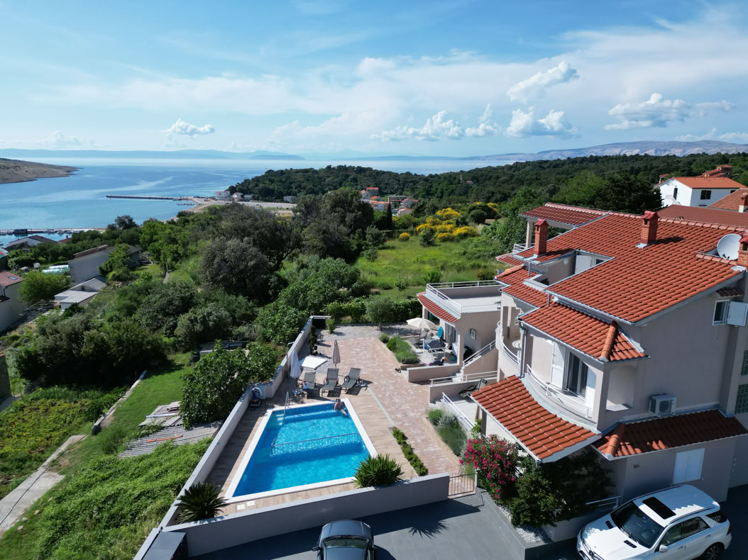 Villa Gehl z basenem i widokiem na zatokę Lopar