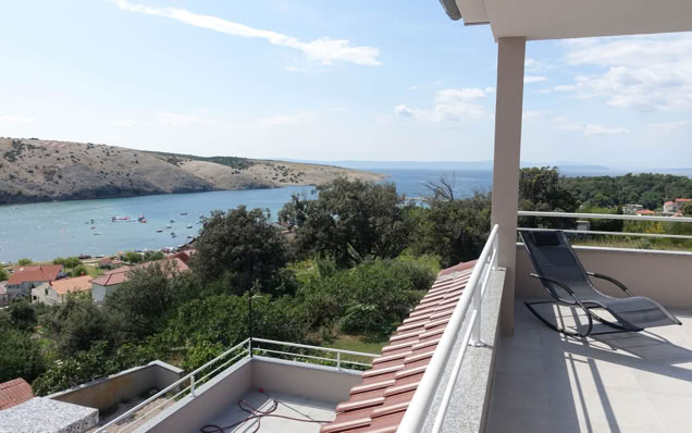Villa Gehl in Lopar with its pool, terraces and surroundings