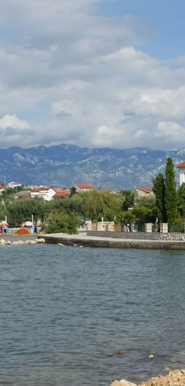 Villa Gehl din Lopar cu piscină, terase și împrejurimi