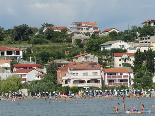 Plaża i domy w Loparze