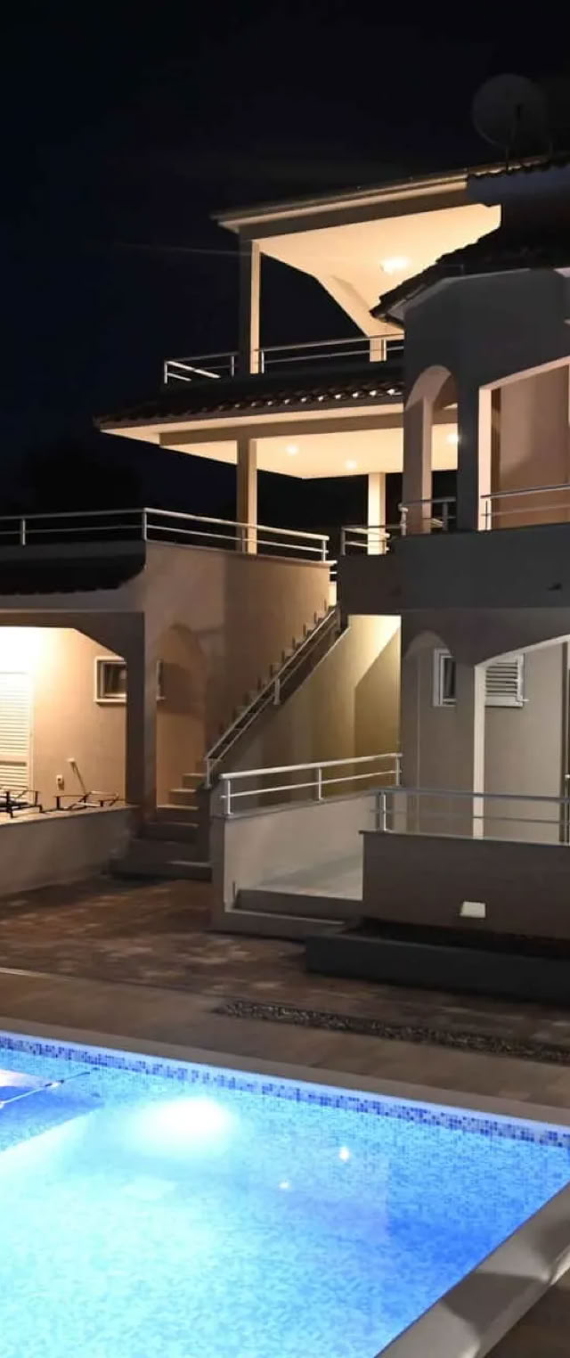 Villa Gehl in Lopar mit Pool, Terrassen und Umgebung