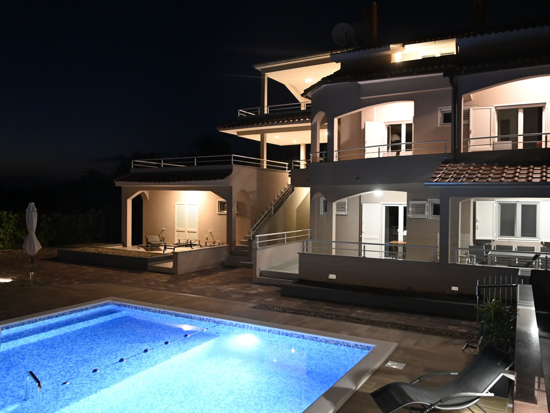 Villa Gehl i oświetlony basen wieczorem