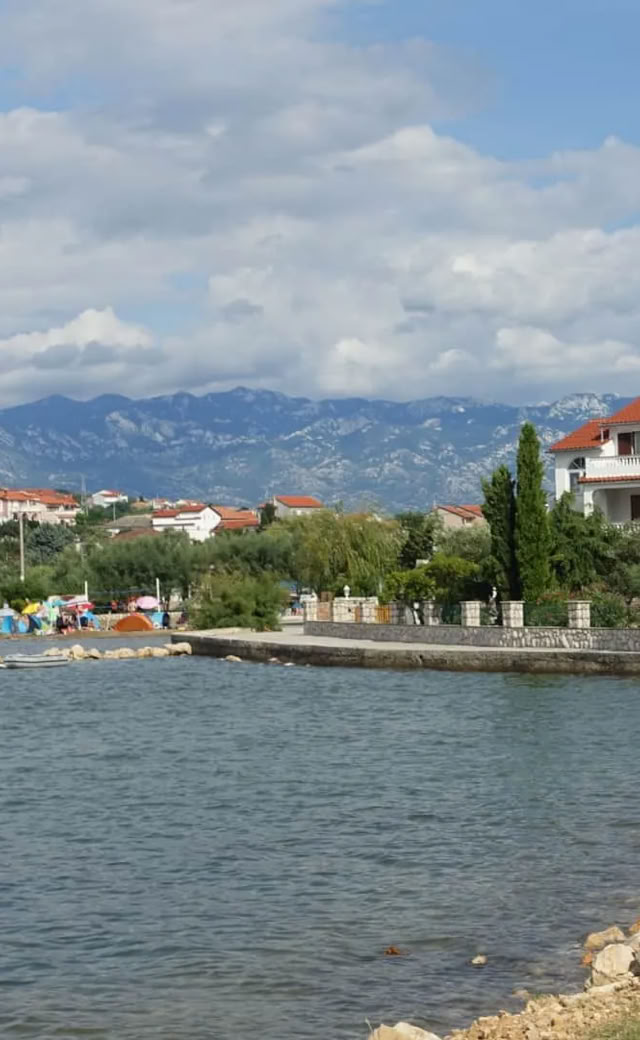 Bucht mit Häusern am Ufer