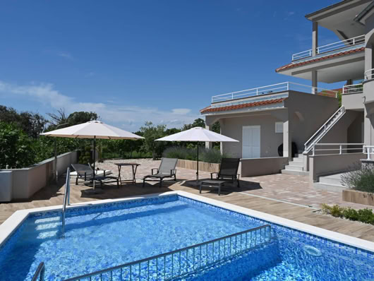 Villa Gehl z basenem i tarasami