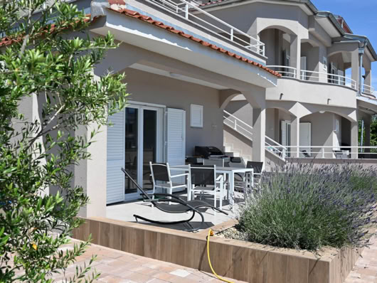 Villa Gehl z basenem i tarasami