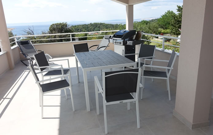 Überdachte Terrasse mit Esstisch