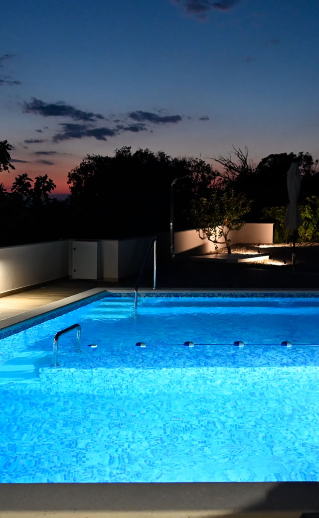 Beleuchteter Pool am Abend