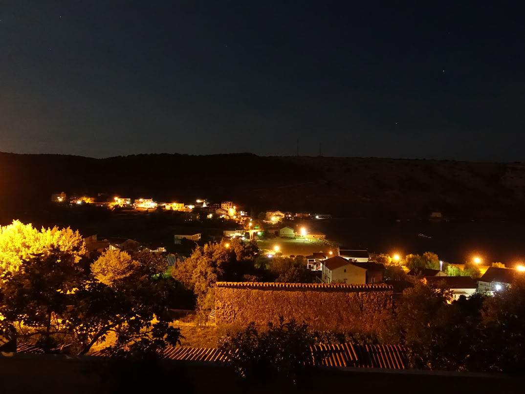 Oświetlone wybrzeże nocą