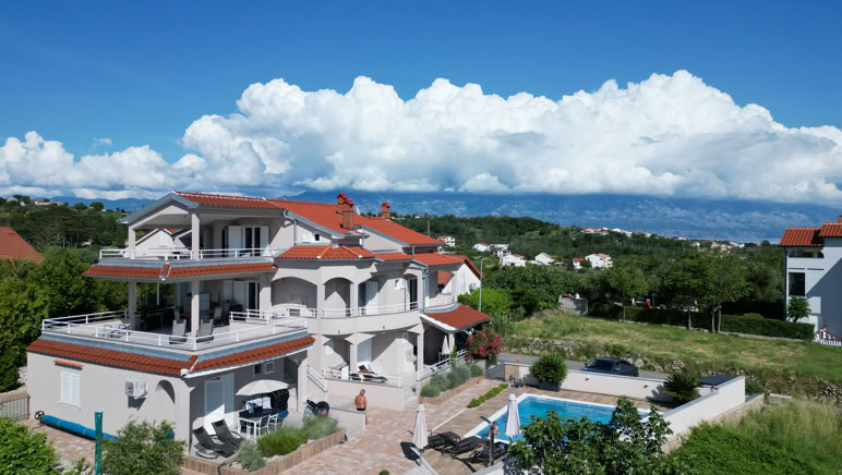 Villa Gehl mit Pool und Terrassen aus der Luft