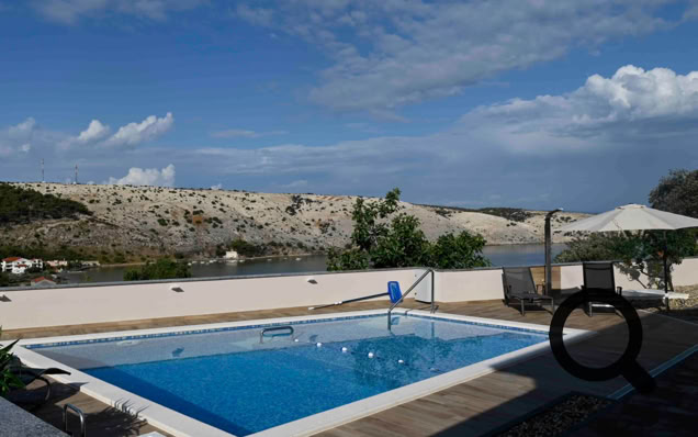 Villa Gehl v Loparu s bazénem, terasami a okolím