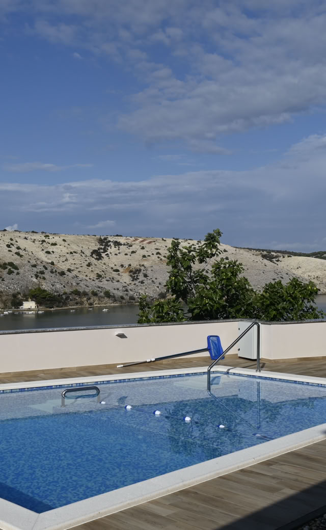 Pool mit Blick auf die Bucht