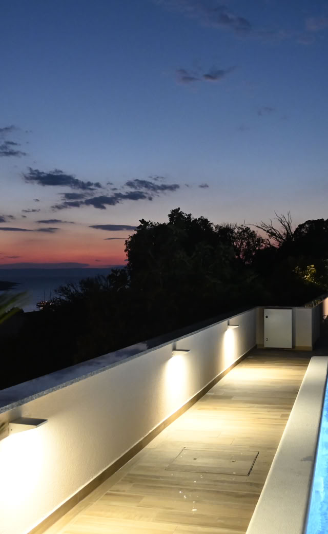 Villa Gehl und beleuchteter Pool am Abend