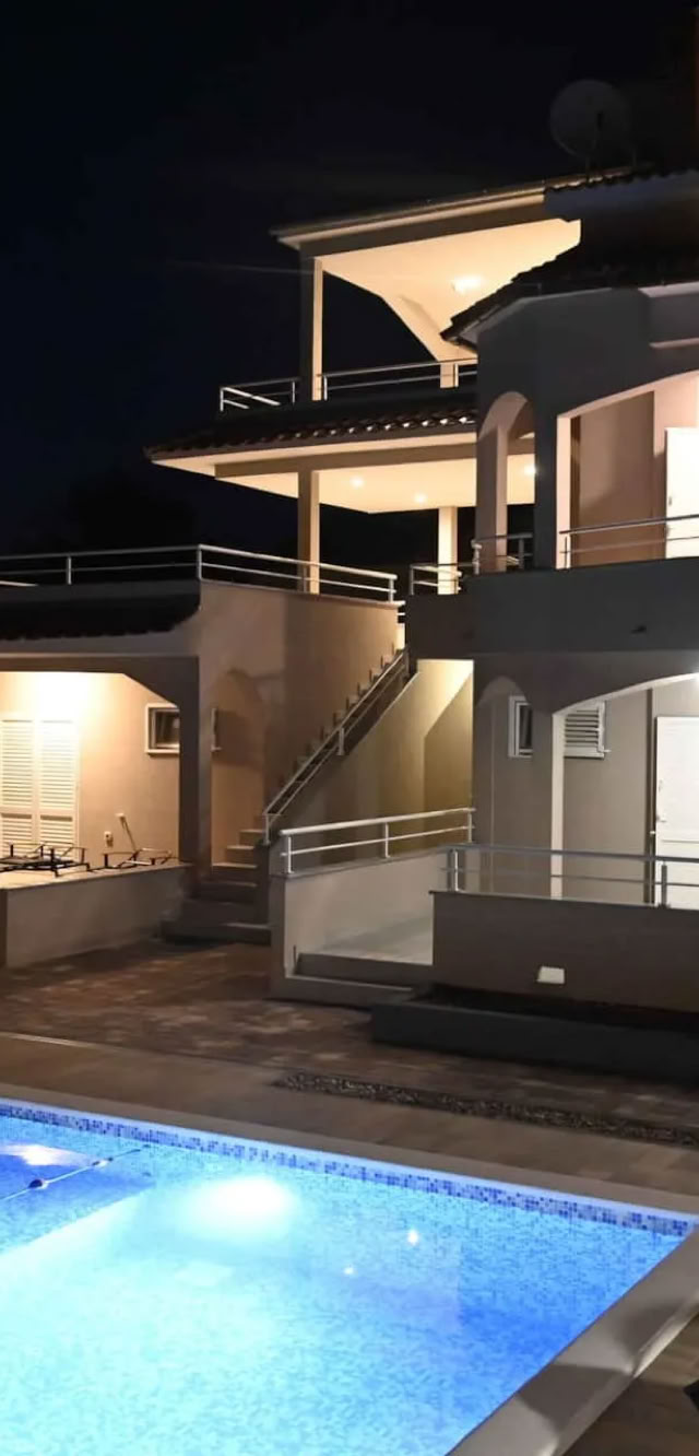 Villa Gehl din Lopar cu piscină, terase și împrejurimi