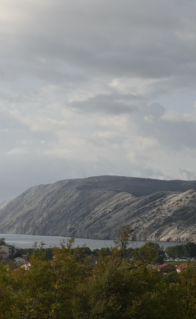 Blick auf Küste und Hügel