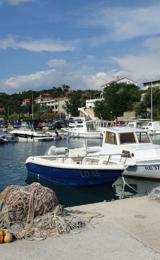 Hafen mit Booten in Lopar