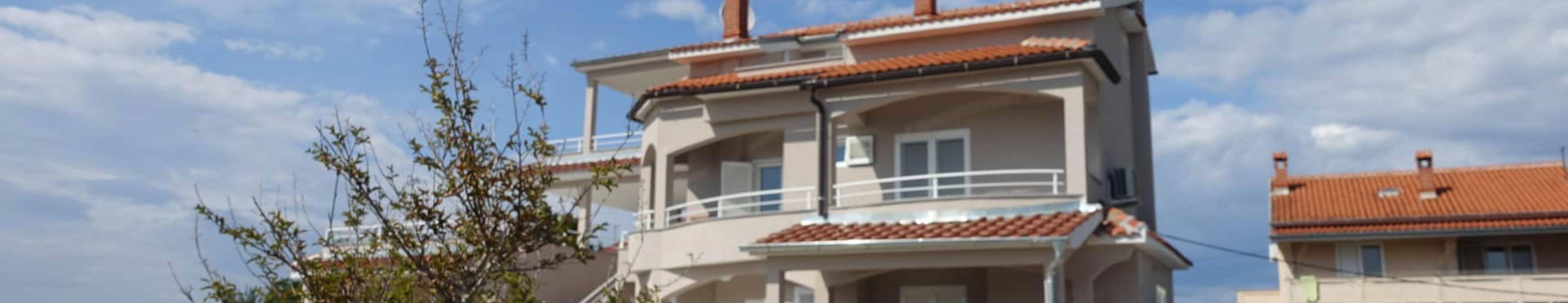 Villa Gehl v Loparu s bazénem, terasami a okolím