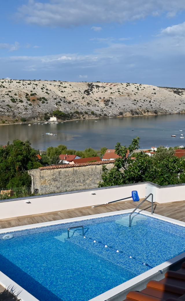 Pool und Meerblick in Lopar
