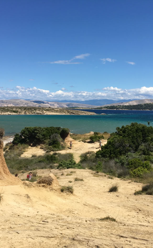 Sandige Küstenlandschaft und Meer