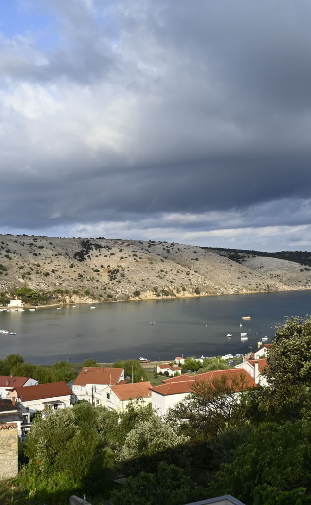 Blick auf Küste und Hügel