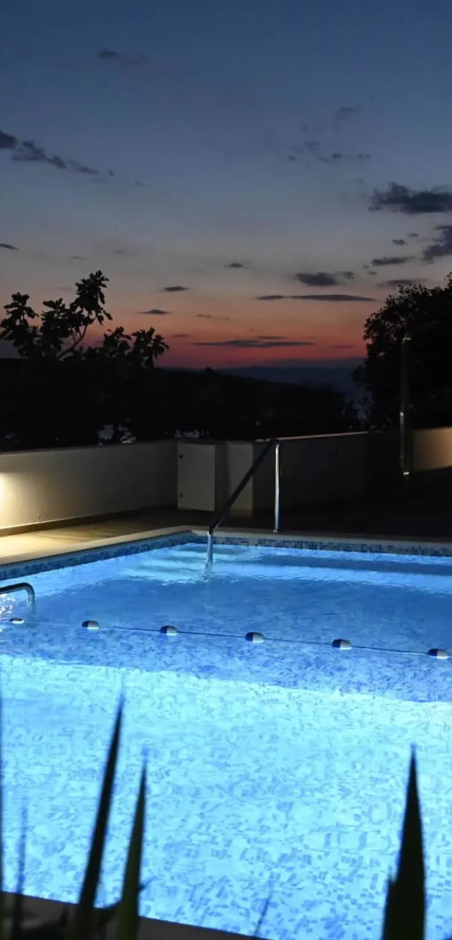 Villa Gehl din Lopar cu piscină, terase și împrejurimi